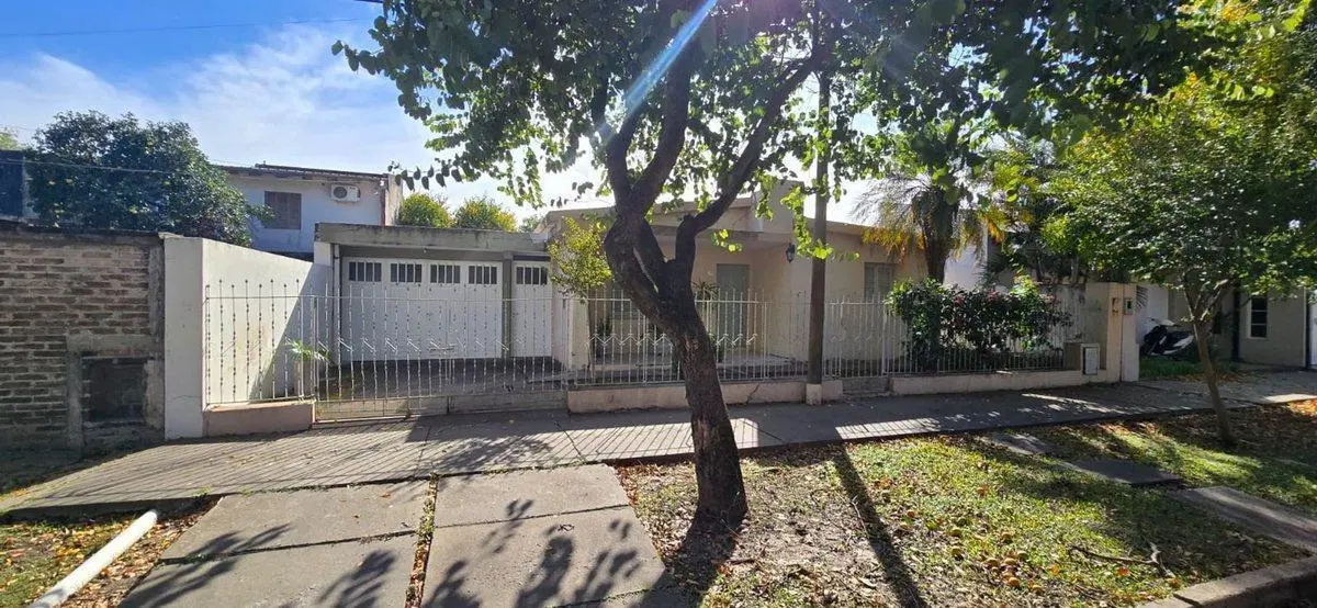 Se vende casa con pileta en Avellaneda 4