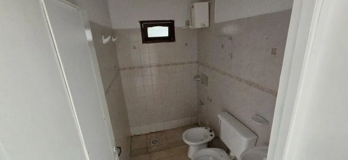 Se vende complejo 3 departamentos P/B y 2 locales 2