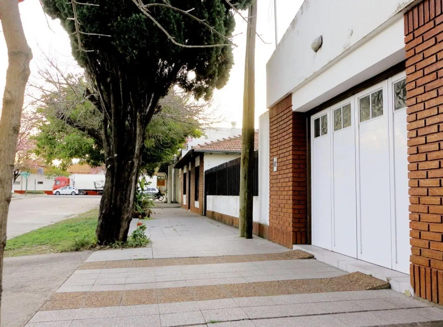 SE VENDE CASA CON UN DEPARTAMENTO EN RECONQUISTA 4