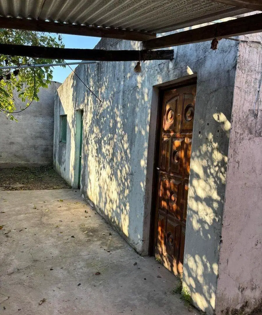 Se Vende Casa en Barrio Este 8