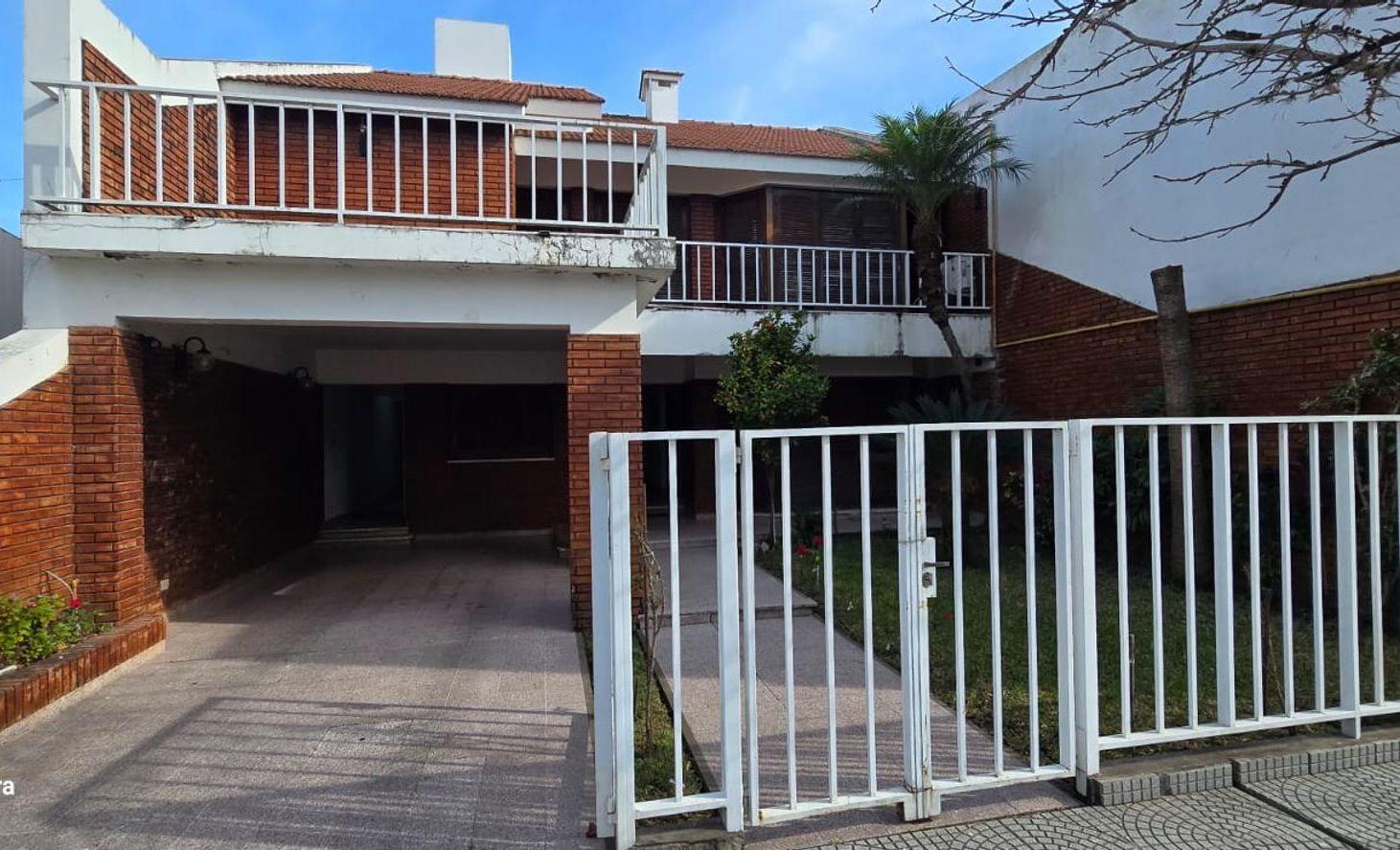 Se vende casa con pileta
