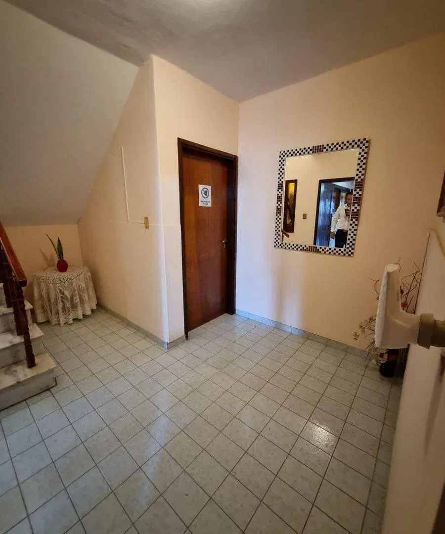 SE VENDE CASA INTERNA EN EL CENTRO DE RECONQUISTA 4