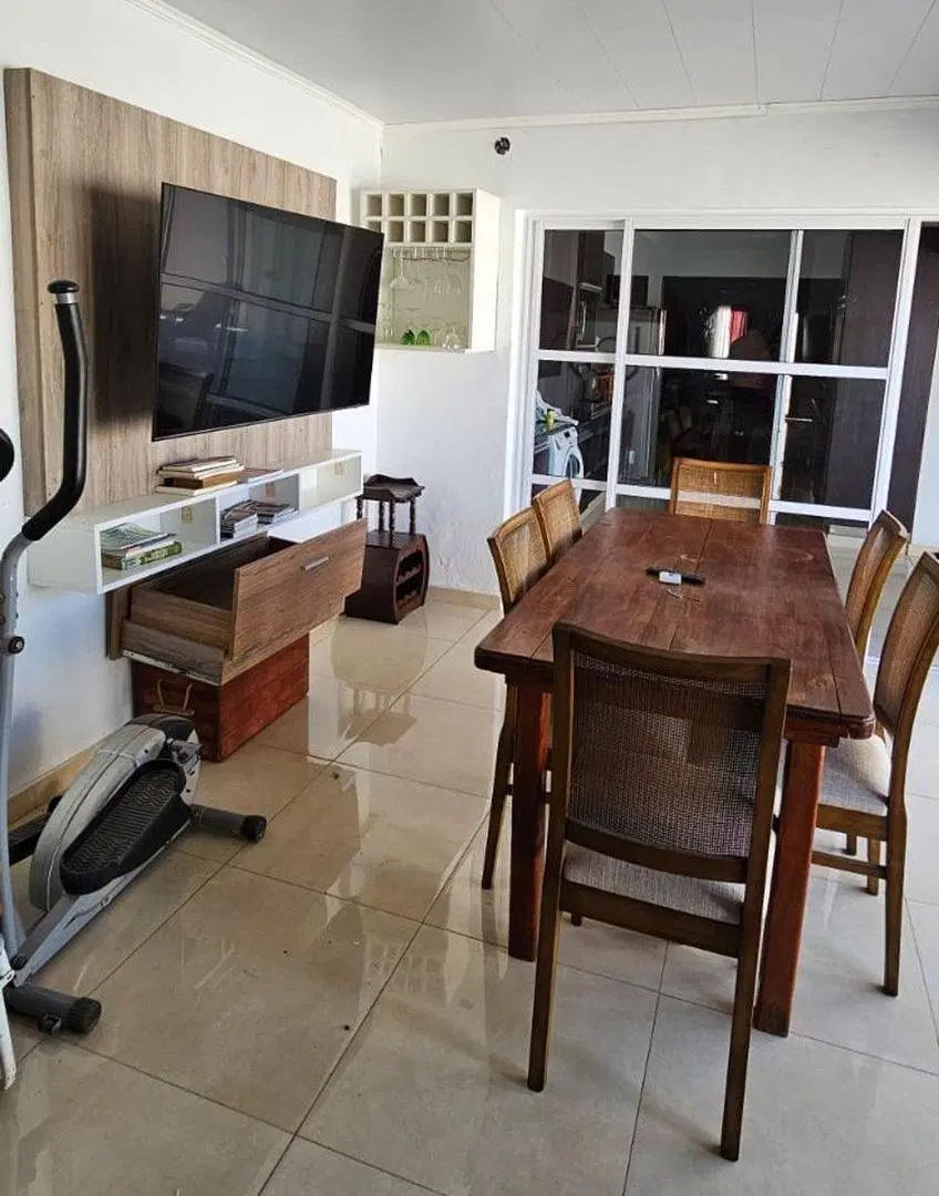 En VENTA Complejo de 3 deptos y 1 local comercial. 4