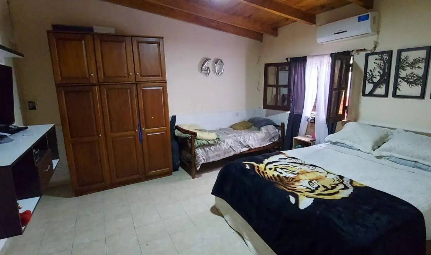 En VENTA Complejo de 3 deptos y 1 local comercial. 3