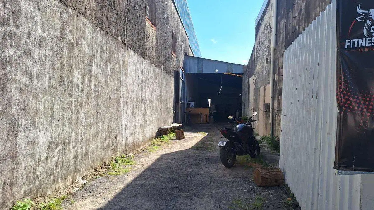 SE VENDE GALPON SOBRE CALLE ITURRASPE 3