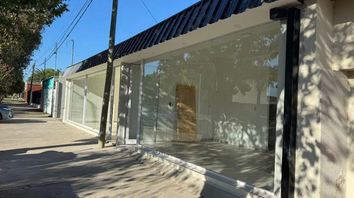 SE ALQUILA Salón Comercial en Avellaneda Sta. Fe 3