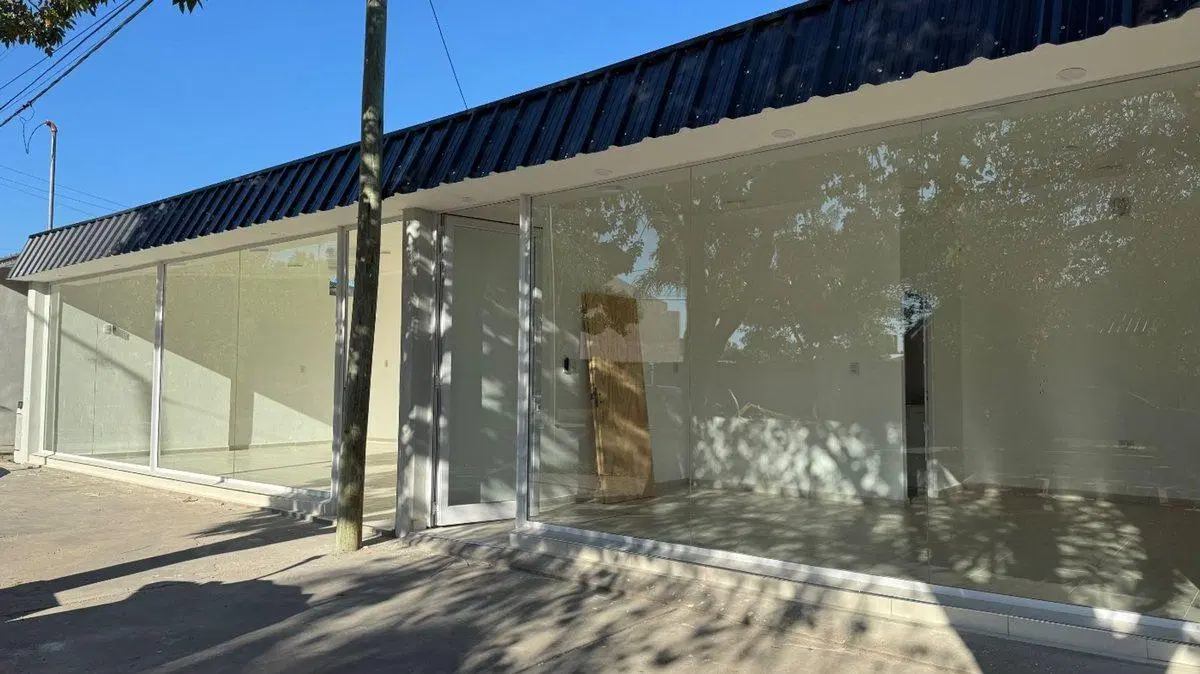 SE ALQUILA Salón Comercial en Avellaneda Sta. Fe 5