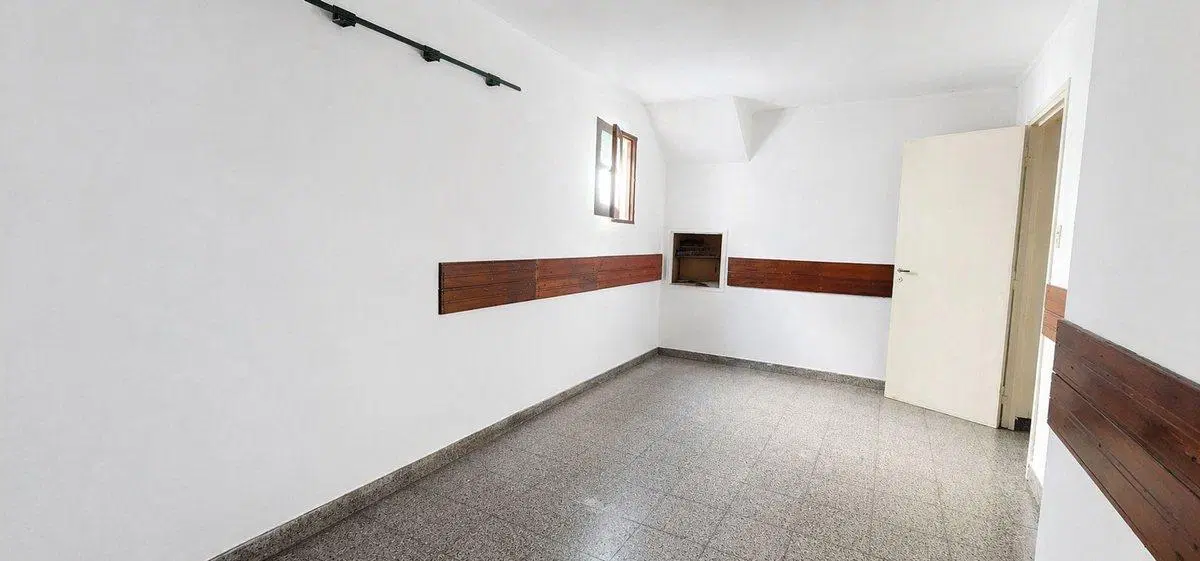 Se vende casa con Dpto y local en Reconquista 4