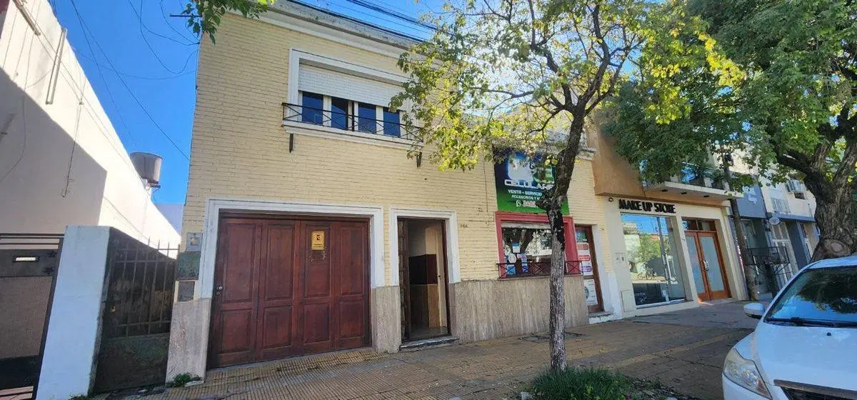 Se vende casa con Dpto y local en Reconquista 2