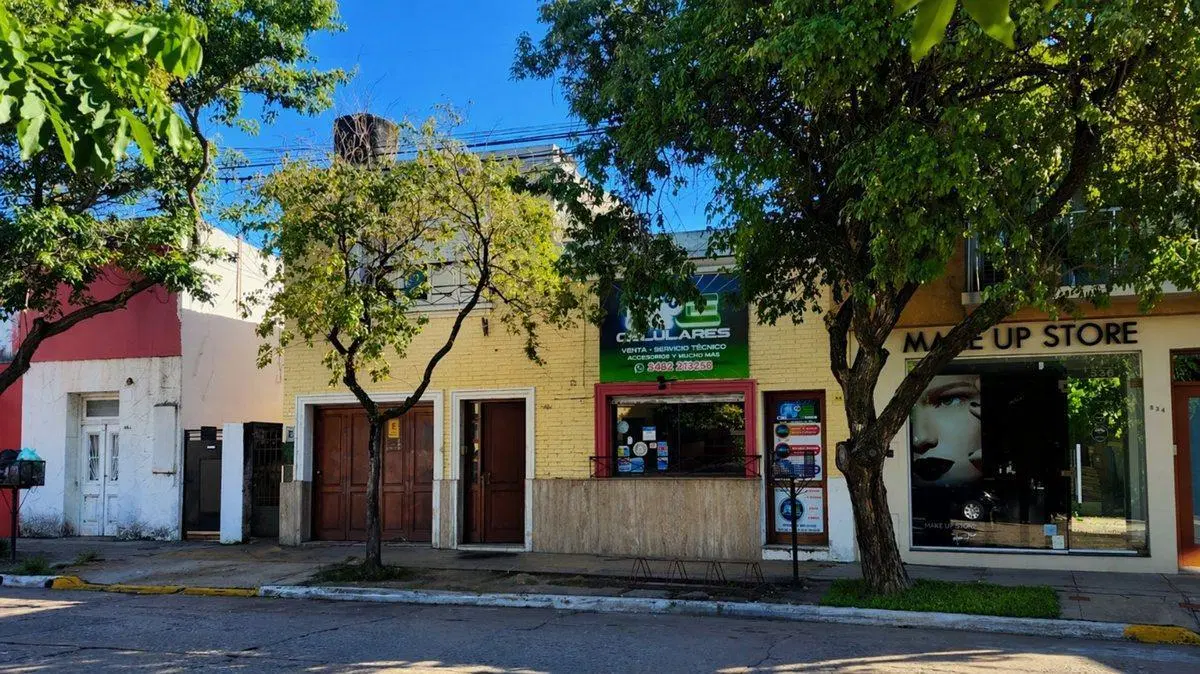Se vende casa con Dpto y local en Reconquista 5