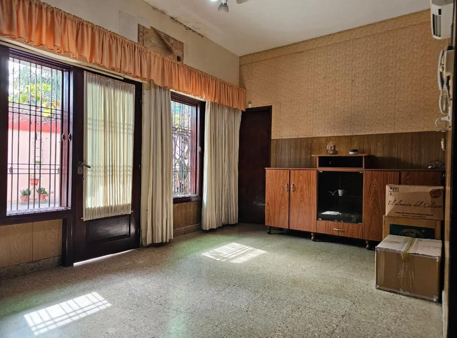 Casa con Local en Venta sobre Patricio Diez 4