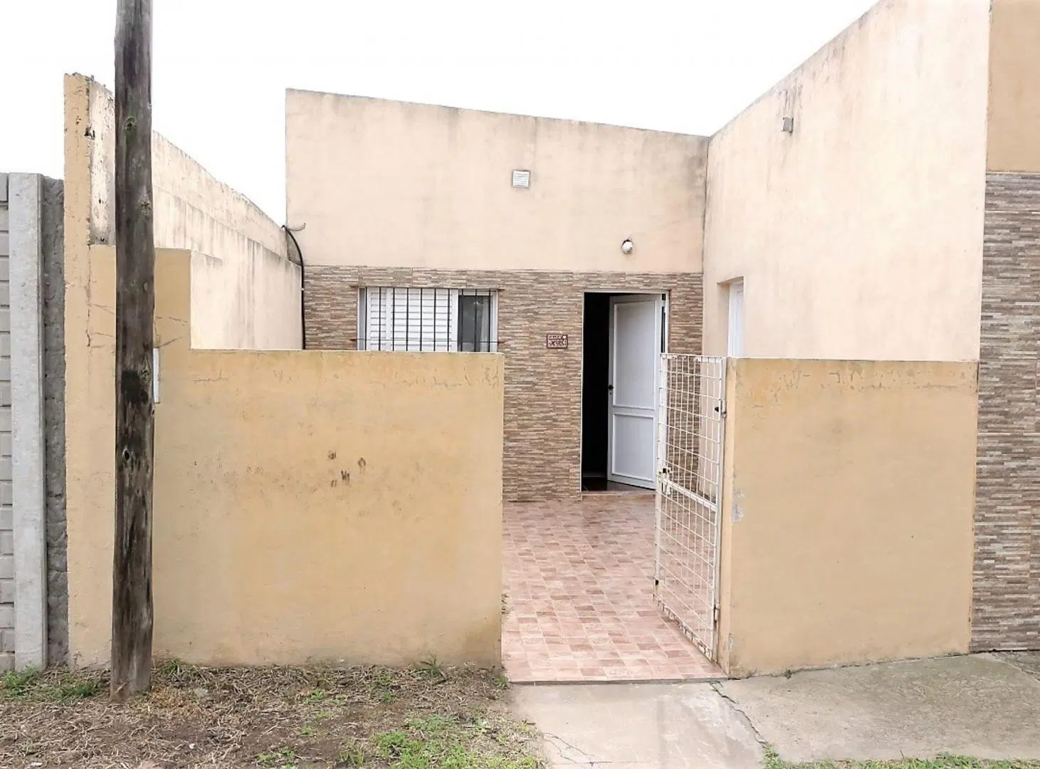 SE VENDE CASA EN BARRIO MARTELOSSI, RECONQUISTA 2
