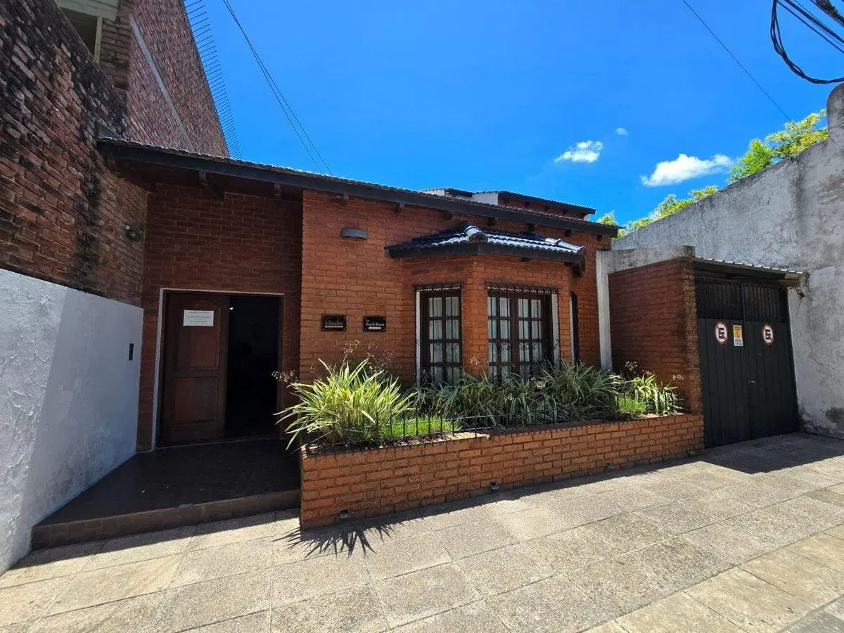 Se vende casa céntrica frente a plaza 25 de Mayo 1