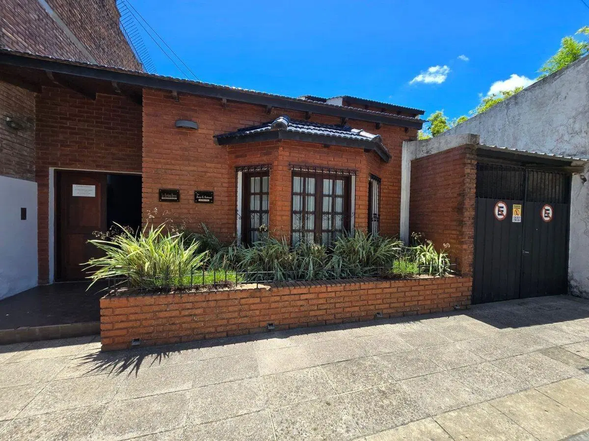 Se vende casa céntrica frente a plaza 25 de Mayo 5