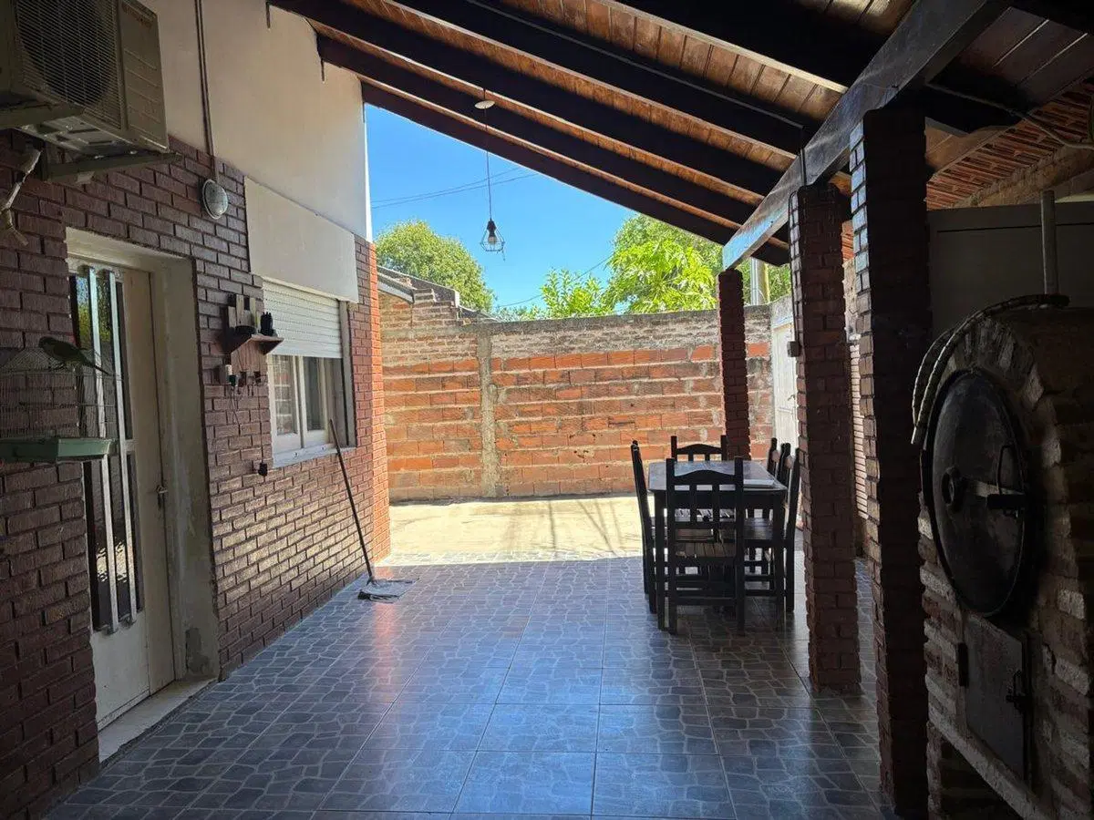 Se VENDE casa en Reconquista 4
