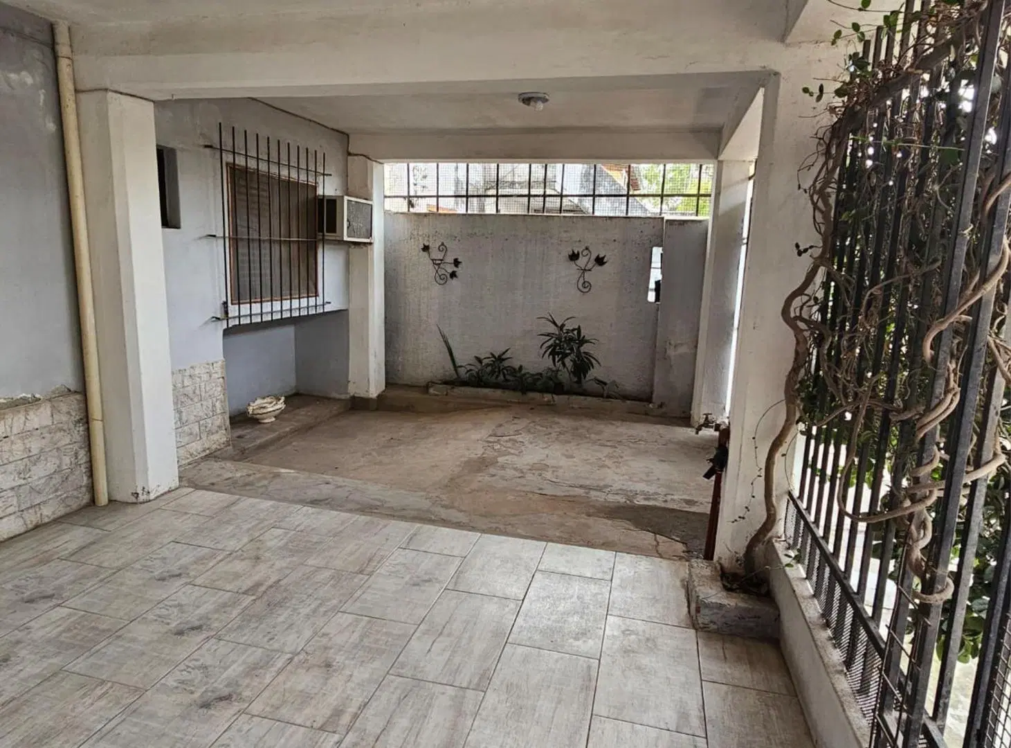 Casa en Planta baja Barrio 374 viviendas 3 dorm. 4