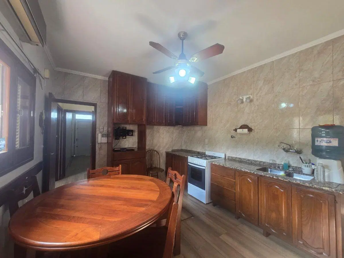 Se vende casa en centro de Reconquista 4