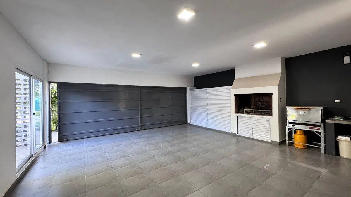 SE VENDE CASA 3 dormitorios B˚ Progresar Avda. S.F 4