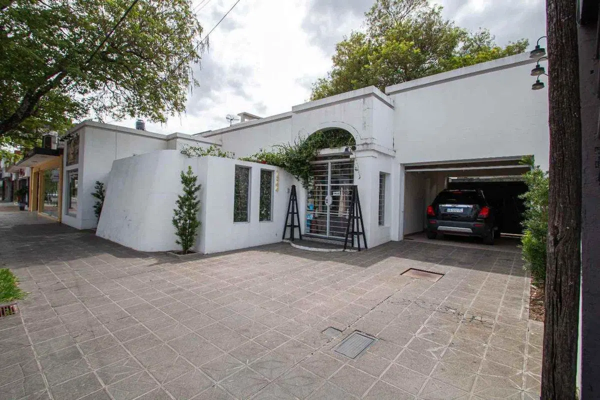 SE VENDE CASA DENTRO DE LOS BULEVARES 8