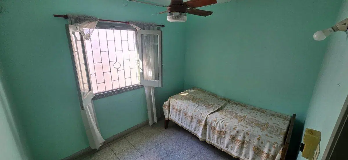 AVELLANEDA, SE VENDE CASA CON PILETA 2