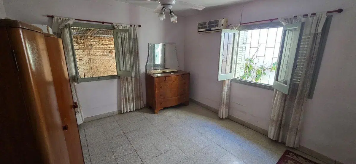AVELLANEDA, SE VENDE CASA CON PILETA 5
