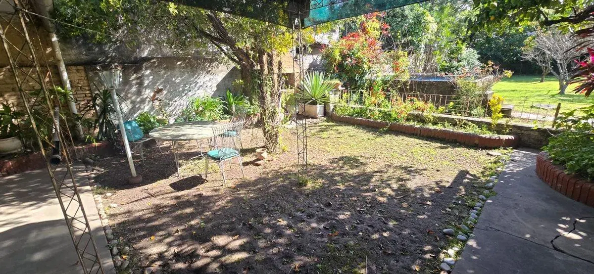 AVELLANEDA, SE VENDE CASA CON PILETA 3