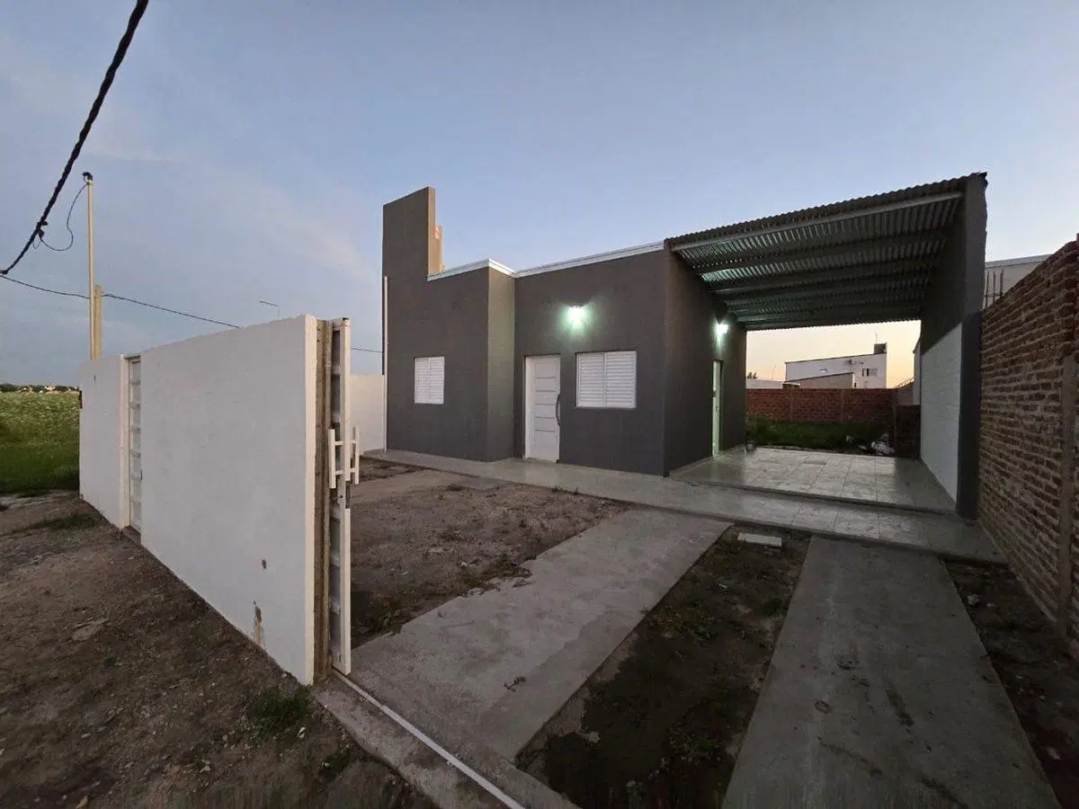 SE VENDE CASA A ESTRENAR EN AVELLANEDA 4