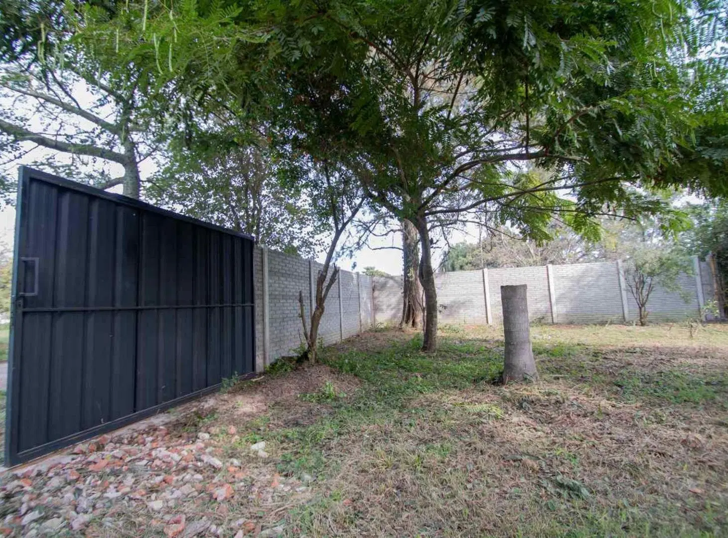 Se vende casa a refaccionar en un terreno de 990m2 5