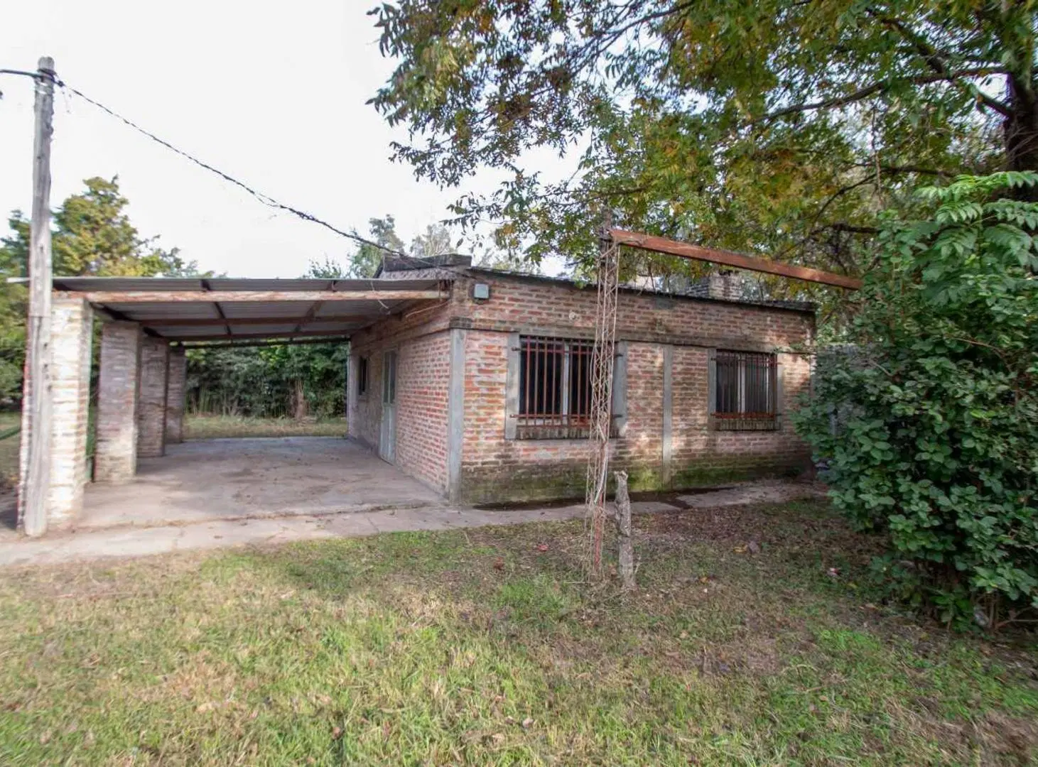 Se vende casa a refaccionar en un terreno de 990m2 8