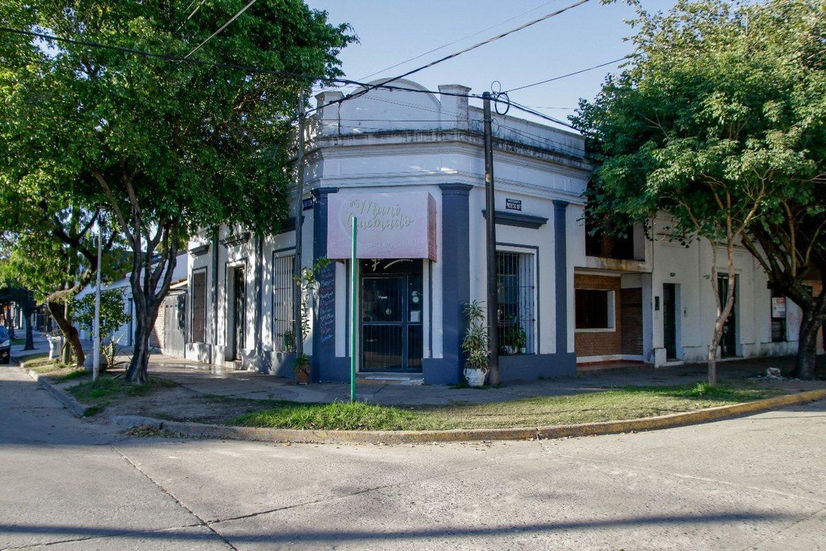 Foto de Casa mas local comercial en esquina, Reconquista., imagen 2