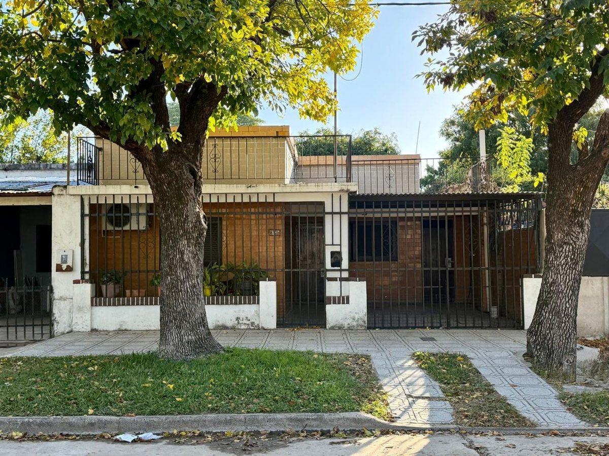 Foto de Se vende casa a refaccionar dentro de los Bvd., imagen 4
