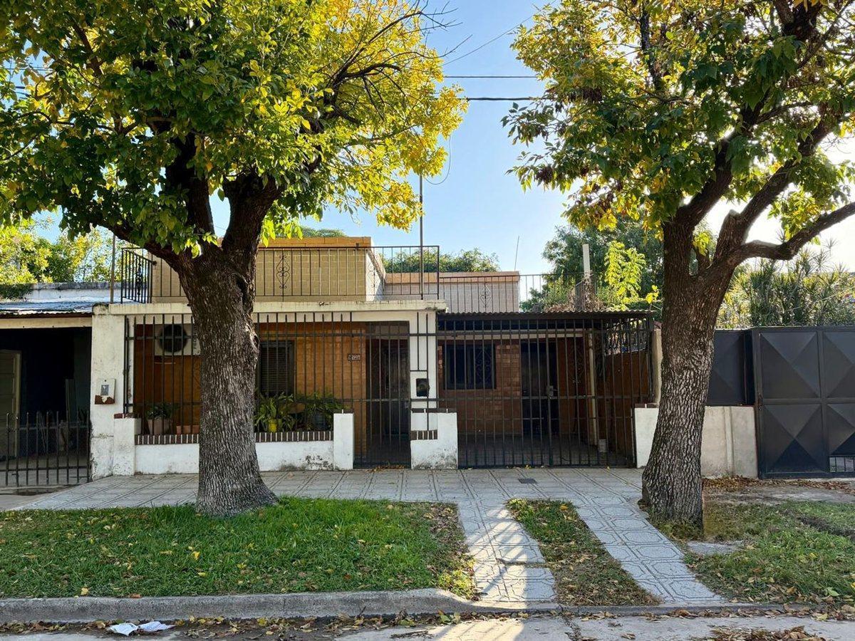 Foto de Se vende casa a refaccionar dentro de los Bvd., imagen 1