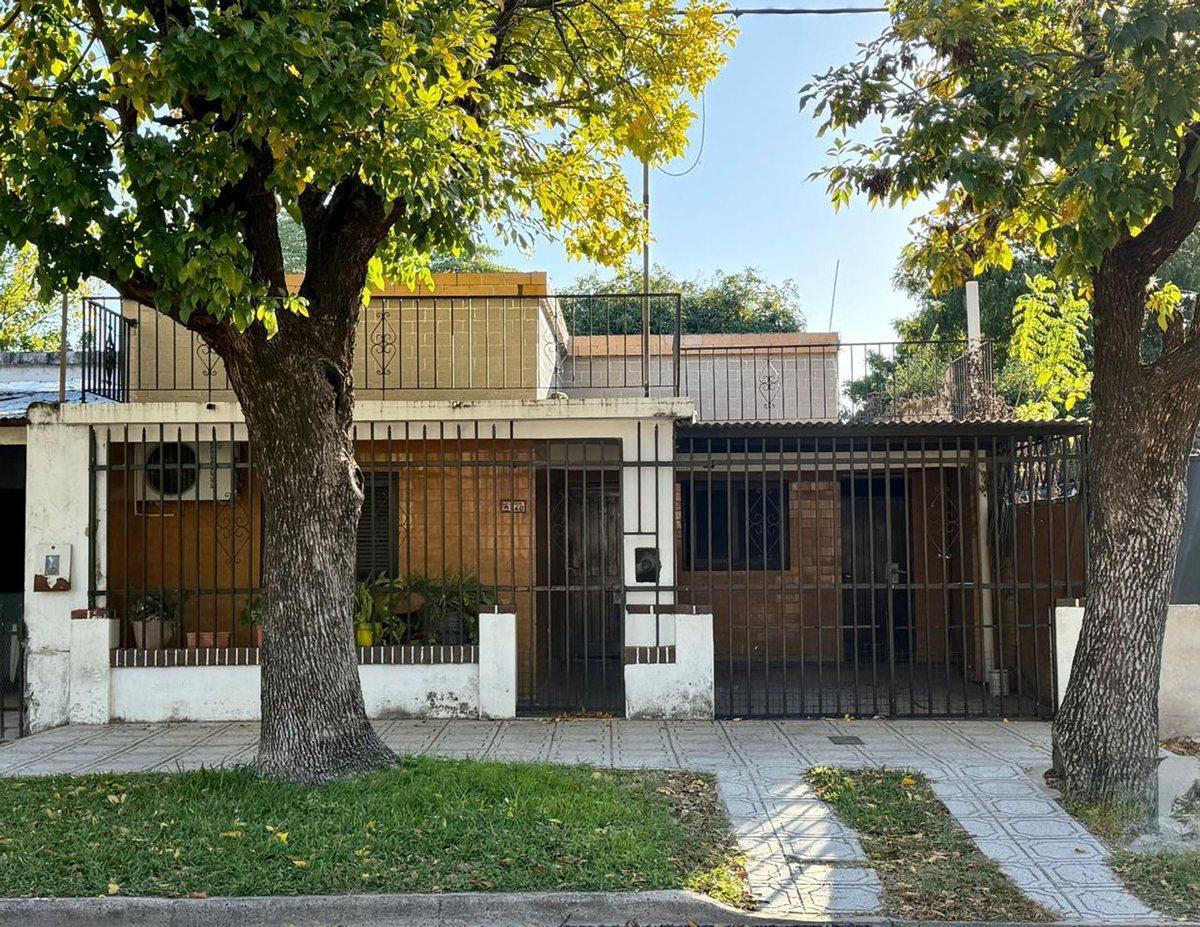 Foto de Se vende casa a refaccionar dentro de los Bvd., imagen 2