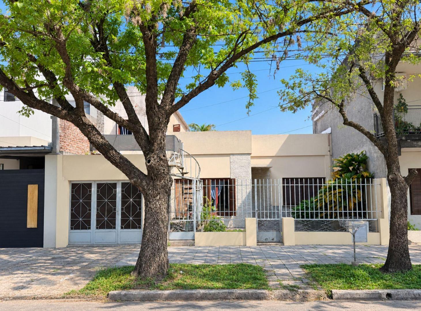 Foto de Se vende Casa + 2 departamentos dentro de los Bv., imagen 1