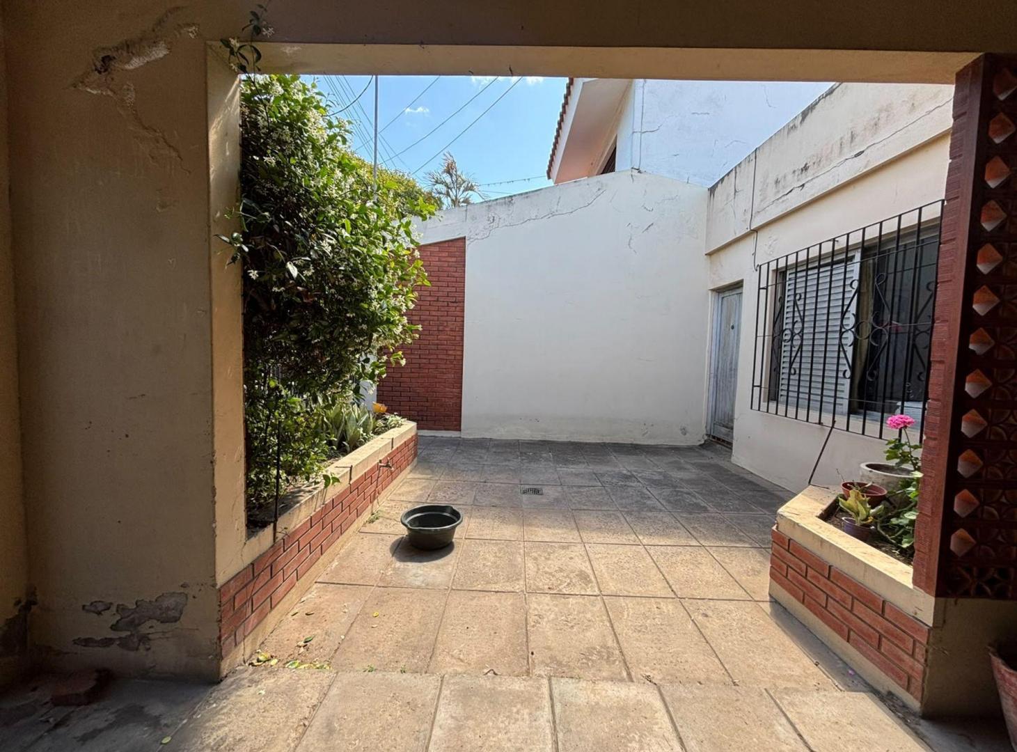 Foto de CASA A REFACCIONAR DENTRO LOS 4 BVS., imagen 2