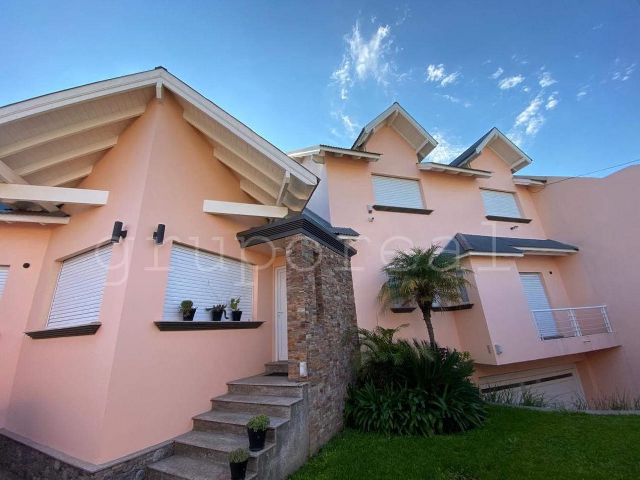 Destacada Residencia a la Venta, con gran parque piscina y quincho - Posibilidad de financiar 50% y 