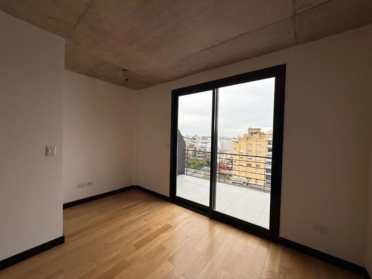 VENTA DE PARTAMENTO 3 AMBIENTES EN LINIERS CON DOS COCHERAS 5