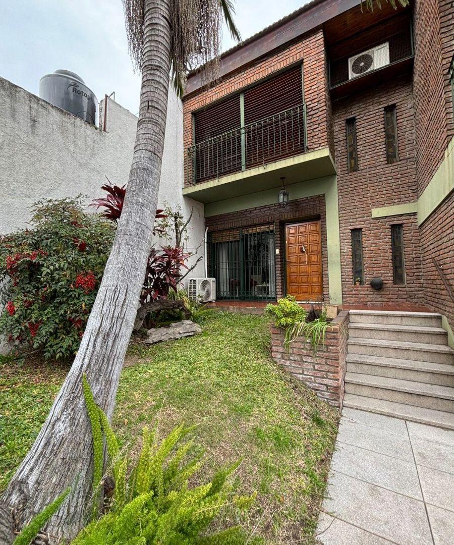 Mirá este Dúplex!! con 160 m² construidos, de 4 ambientes con 2 cocheras y jardín