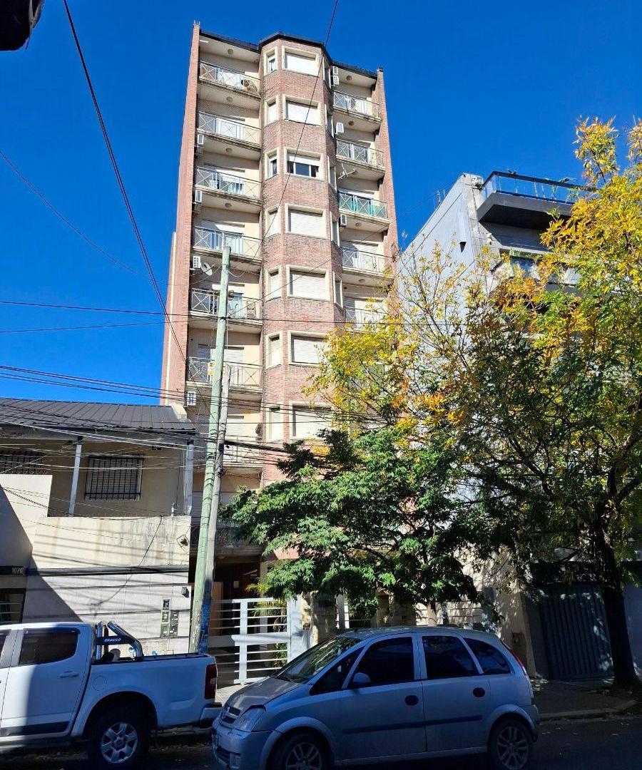 2 amb. c/balcon al frente c/cochera