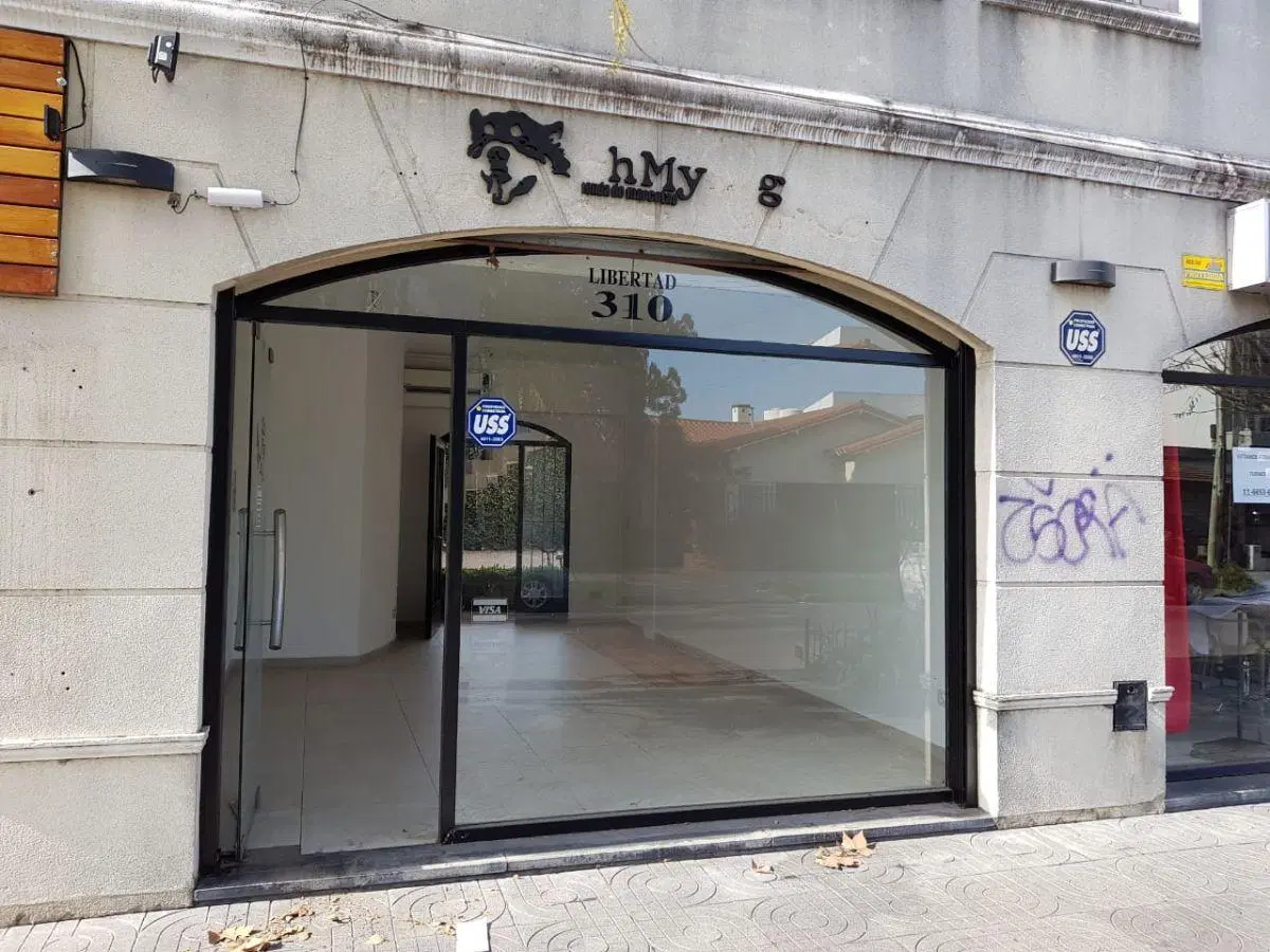 Moderno local con sótano 1