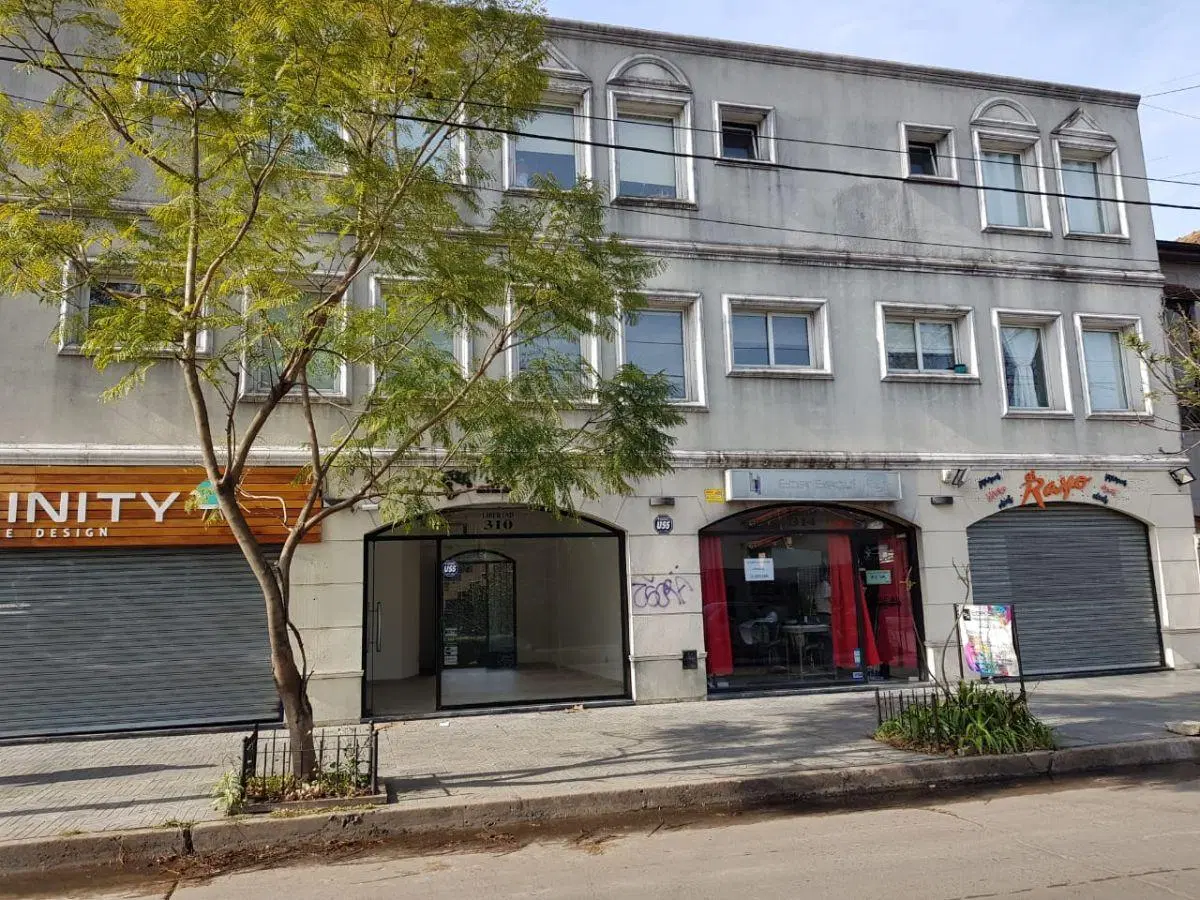 Moderno local con sótano 3