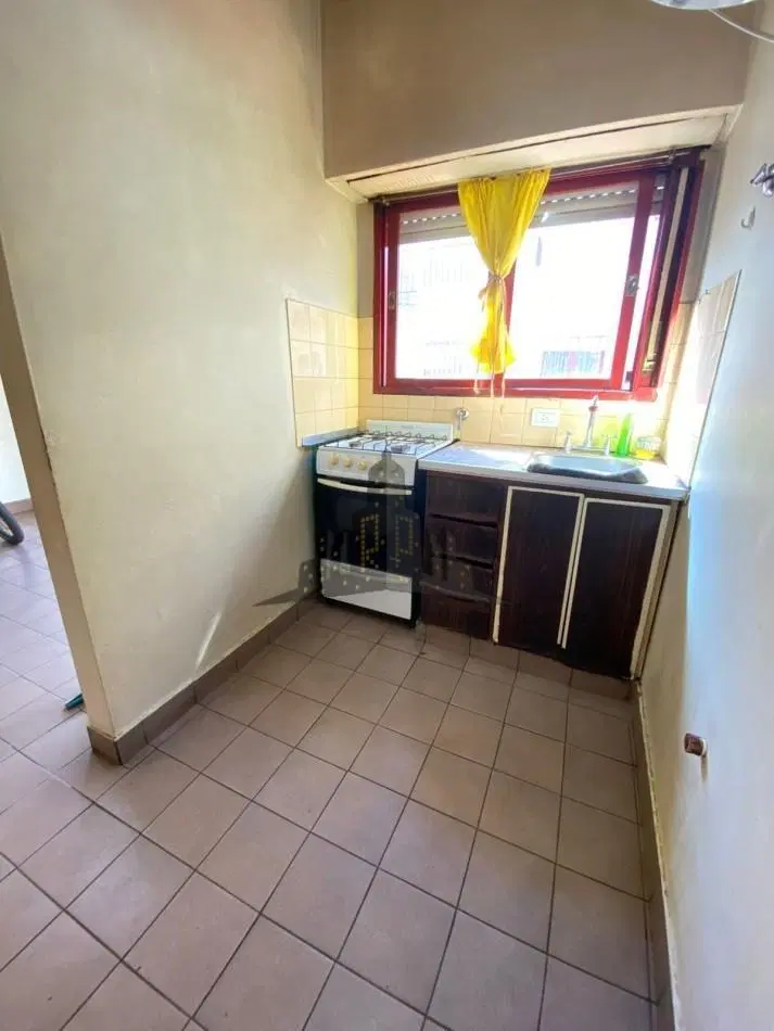 ALQUILER - DEPARTAMENTO DOS AMBIENTES - CON BALCON - CASEROS NORTE - PRIMER PISO POR ESCALERA 3