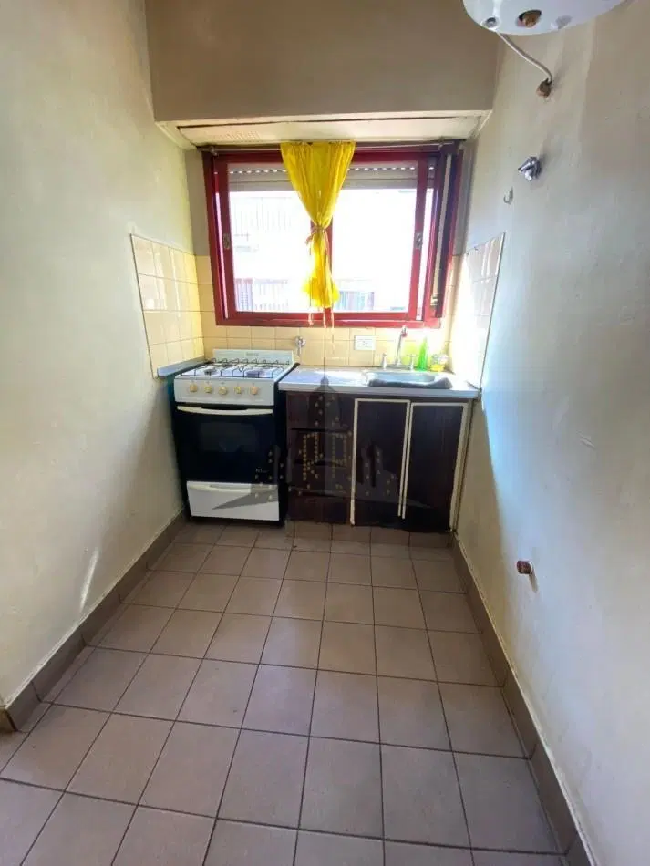 ALQUILER - DEPARTAMENTO DOS AMBIENTES - CON BALCON - CASEROS NORTE - PRIMER PISO POR ESCALERA 4