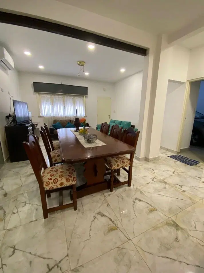 VENTA - CASA TRES AMBIENTES - LOTE PROPIO - EXCELENTE ESTADO - GARAGE - QUINCHO Y FONDO LIBRE - CASE 4