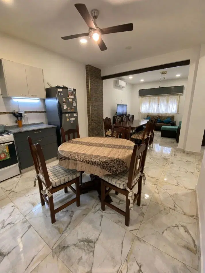 VENTA - CASA TRES AMBIENTES - LOTE PROPIO - EXCELENTE ESTADO - GARAGE - QUINCHO Y FONDO LIBRE - CASE 3