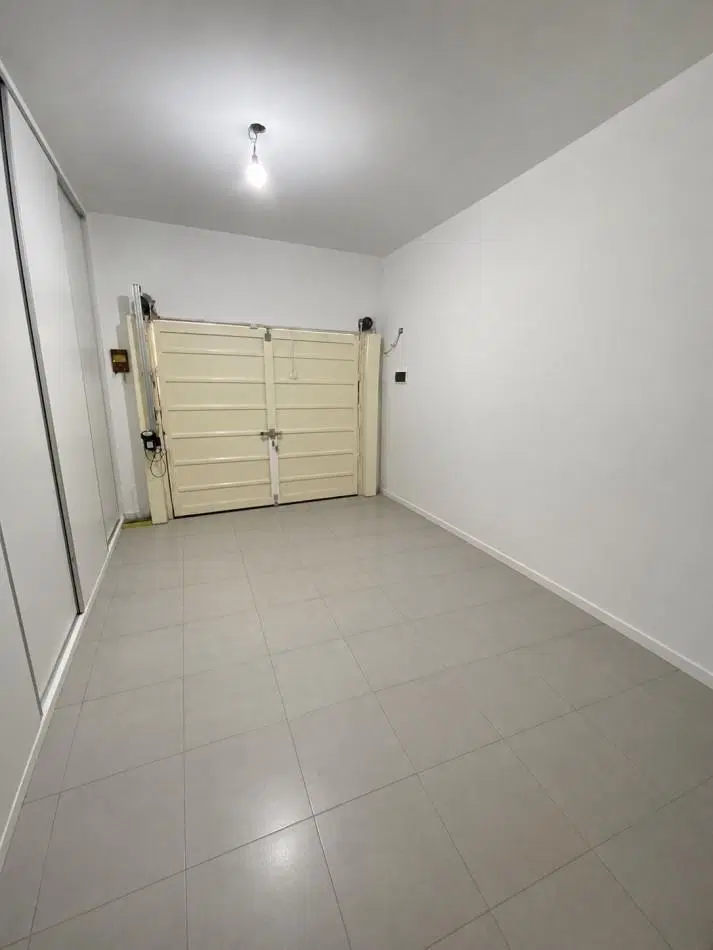 VENTA - CASA TRES AMBIENTES - LOTE PROPIO - EXCELENTE ESTADO - GARAGE - QUINCHO Y FONDO LIBRE - CASE 2