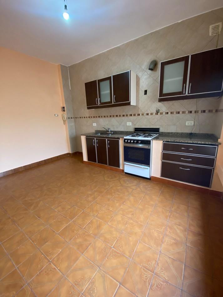 ALQUILER - CASA PH TRES AMBIENTES - PRIMER PISO POR ESCALERA - SIN EXPENSAS - CASEROS NORTE