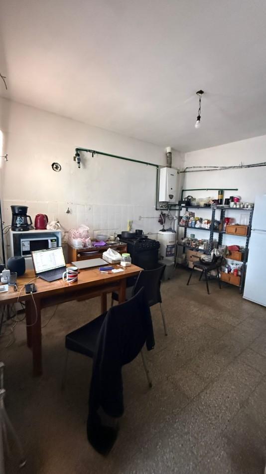 Foto de VENTA - CASA - TRES AMBIENTES - A REFACCIONAR - COCHERA PASANTE - LOTE, imagen 2
