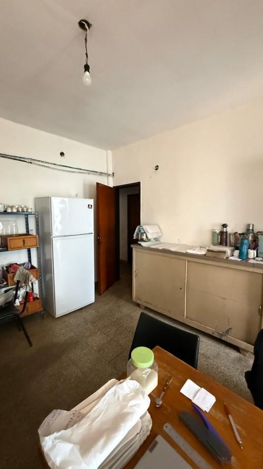 Foto de VENTA - CASA - TRES AMBIENTES - A REFACCIONAR - COCHERA PASANTE - LOTE, imagen 3