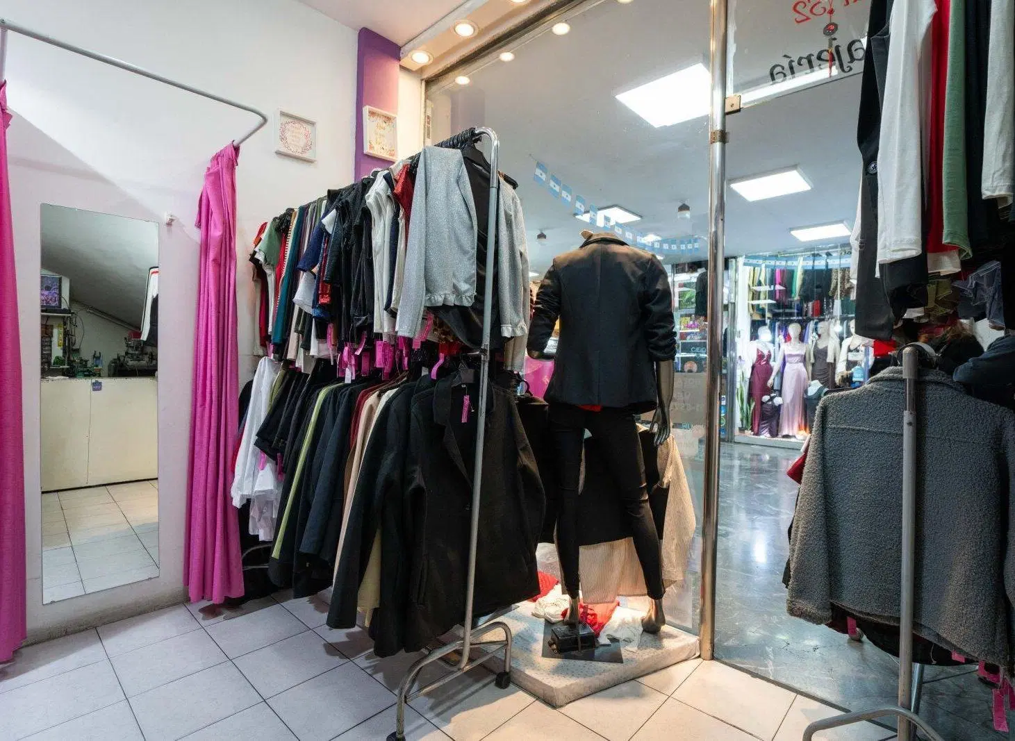 Venta Local Comercial con Depósito en Galería del Sol 4